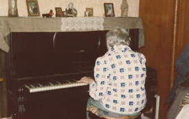 Janina Kierejewska, 1986 r. Na pianinie figurka wykonana przez Klarę Prillową. Z archiwum M. Mańkowskiej