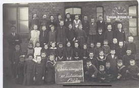 Ewangelicka szkoła w Ludwikowie, 1927 r. Wśr&oacute;d uczni&oacute;w Klara Bobrowski, p&oacute;źniej Neas. Z archiwum Franka Neasa 