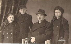 1927 r. Znajomy pp. Majewskich Pan Teski z dziećmi. Z archiwum rodziny Majewskich 