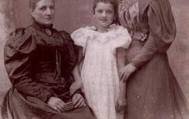 Ok. 1896 r. Od lewej: Waleria Fink i jej siostrzenice: w środku Ludmiła (c&oacute;rka Anny), p&oacute;źniej Radomska; z prawej Stanisława (c&oacute;rka Anieli), p&oacute;źniej Broekere. Z archiwum rodziny Majewskich 
