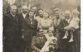 J&oacute;zef Żołądkiewicz (2. od lewej) oraz Bronisława Lewczyńska (z d. Majewska, c&oacute;rka J&oacute;zefa) 3. od lewej. Miejsce i pozostałe osoby nierozpoznane. Z archiwum rodziny Majewskich