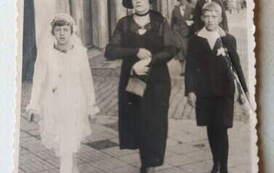 Anna Niedźwiedzińska z dziećmi: Marią i Janem. Kcynia, czerwiec 1933 r. Z archiwum Wojciecha Niedźwiedzińskiego 