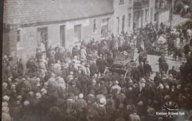 Pogrzeb śp. Ireny Kozłowskiej i Sławki Kozłowskiej, 5.08.1930 r. Kondukt przechodzi ul. Dworcową.  Z archiwum Katarzyny G&oacute;raj-Kozłowskiej