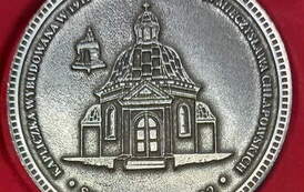 Okolicznościowy medal dot. ks. Stanisława Marusarza. Fot. K. Goclik