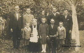Rodzina Przesławskich, fot. Oleksijenko i Moss. W jasnym garniturze, 2. od lewej z tyłu J&oacute;zef Przesławski.  Z archiwum rodziny Pezackich 