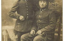 Antoni Nowicki (siedzi) w czasie wojny polsko-bolszewickiej. Z archiwum Ireny Kalki 