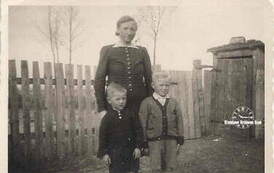 Moja babcia Klara Neas ze swoimi synami Rudim (z prawej) i Heinzem (z lewej) w ich ogrodzie w Ludwikowie w 1944 r.
