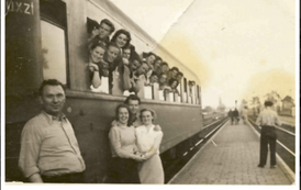 Ch&oacute;r Echo rusza w podr&oacute;ż pociągiem do Warszawy, 1958 r. Z archiwum Marii Hemerling 