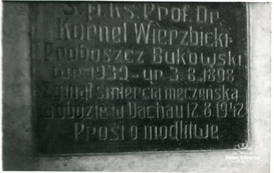 Pamiątkowa tablica poświęcona ks dr. Kornelowi Wierzbickiemu w bukowskim kościele. Z archiwum rodziny Wierzbickich 