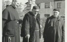 o. Efrem Maria z Kcyni OFM Cap (w środku) w towarzystwie wsp&oacute;łbraci, 1968 r. Z archiwum rodziny
