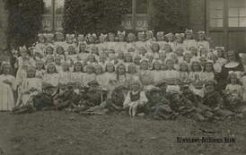 Sypanie kwiat&oacute;w w Kcyni, 1948 r. Z archiwum rodziny Pezackich 
