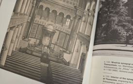 W czytelni znajduje się podręczna biblioteczka, z kt&oacute;rej można skorzystać. Tu: wnętrze synagogi przy Tłomackie. Fot. J. Makarewicz