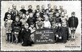 Szkoła Podst. w  Kcyni, r.szkolny 1954/55. Na zdjęciu m.in. dyr.E. Jurczyk. Z archiwum Stanisława Pilarskiego