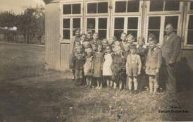  I, IV, V kl, 09.1956 r. Szkoła w Dębog&oacute;rze. Z archiwum Krystyny Kowalskiej 