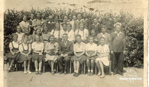 Grupowe zdjęcie szkolne, koniec lat 40. (kl. 3b). Z archiwum Beaty Mrowińskiej 