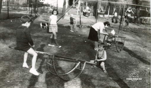 Plac zabaw przy ul. Strażackiej (w miejscu obecnego parkingu), ok. 1967 r. Z archiwum Beaty Mrowińskiej 