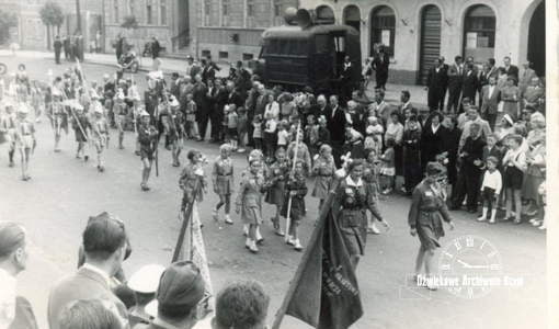 Defilują harcerki na pochodzie pierwszomajowym, ok. 1965 r. Z archiwum Beaty Mrowińskiej
