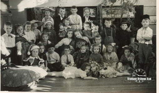 Zabawa karnawałowa w przedszkolu, ok. 1955 r. Z archiwum Beaty Mrowińskiej 