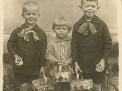 Podpis pod zdjęciem: Oleś, Zbyszek, Urszulka, 1933 r. Z archiwum Barbary Sobowiec 