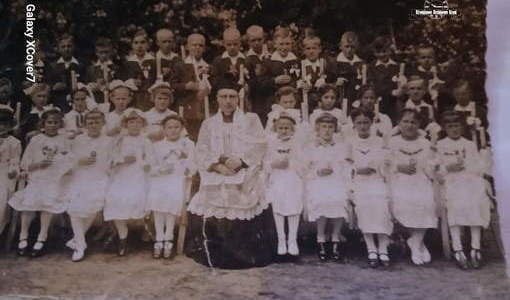 Pierwsza Komunia św. w parafii w Szaradowie. Na zdjęciu - ks. Maksymilian Perski, więzień obozu konc. w Dachau. Z archiwum Henryka Wesół
