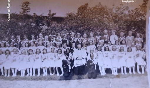 Pierwsza Komunia św. w parafii w Szaradowie. Z archiwum Henryka Wesół 