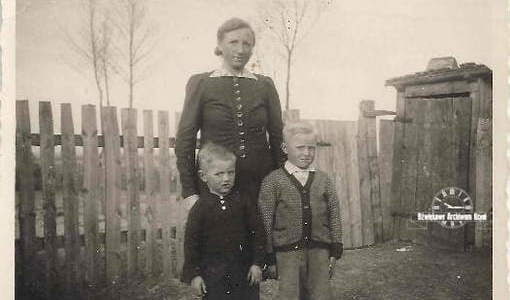 Moja babcia Klara Neas ze swoimi synami Rudim (z prawej) i Heinzem (z lewej) w ich ogrodzie w Ludwikowie w 1944 r.