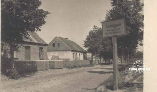 Dom dziadków (z lewej). Zdjęcie wykonane w 1944 r.