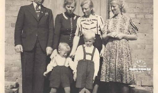 Starsi państwo - moja prababka Marta Muller, moja babka Klara Neas, na dole mój ojciec Heinz (po lewej) i mój wujek Rudi