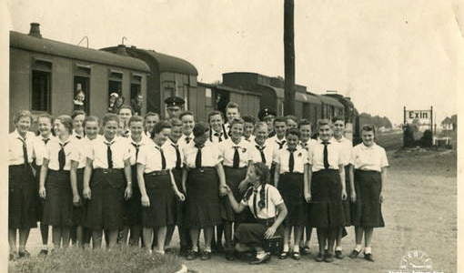 Dziewczęta z BDM (Bund Deutscher Mädel - Związek Niemieckich Dziewcząt) na kcyńskim peronie. Z archiwum Zbigniewa Prusaka