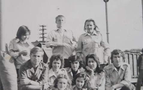 Kl. III lub IV LO jedzie na biwak do Szczepic. Rok 1976 lub 77. Z archiwum Elżbiety Majewskiej 