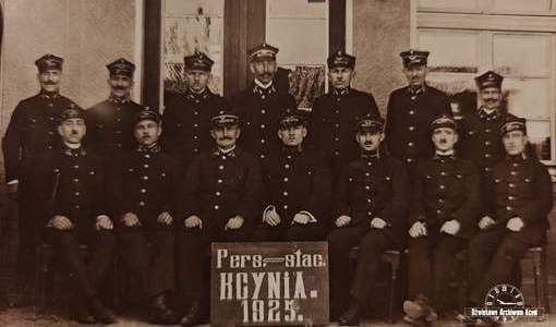 Personel stacji kolejowej w Kcyni. 1925 r. Z archiwum Angeliki Kolińskiej