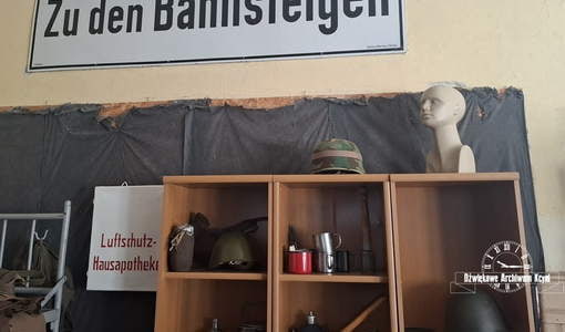 Wnętrze dworca kolejowego z ocaloną przez Towarzystwo Historyczne oryginalną tablicą. Fot. J. Makarewicz (2025)