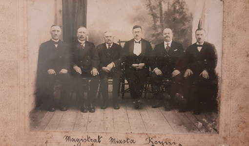 Magistrat Miasta Kcyni: Komasiński, Złotowicz, Ziółkowski, Rybarczyk (burmistrz), Kozłowski, Batog. Z archiwum Katarzyny Góraj-Kozłowskiej