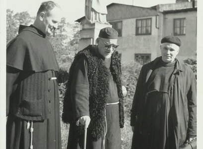 o. Efrem Maria z Kcyni OFM Cap (w środku) w towarzystwie współbraci, 1968 r. Z archiwum rodziny