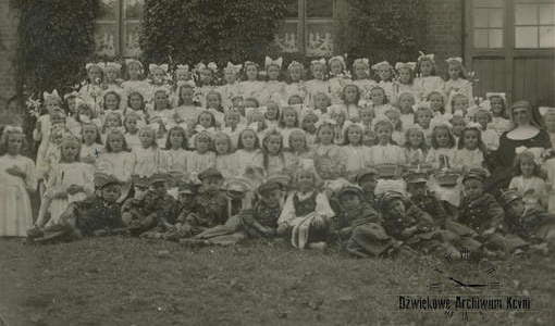 Sypanie kwiatów w Kcyni, 1948 r. Z archiwum rodziny Pezackich 