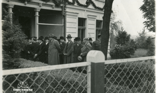 Odsłonięcie tablicy na budynku Magistratu. 12.05.1936. Z archiwum rodziny Wierzbickich 