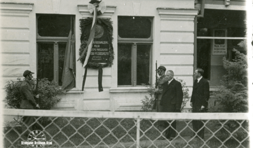 Odsłonięcie tablicy na budynku Magistratu. 12.05.1936. Z archiwum rodziny Wierzbickich 