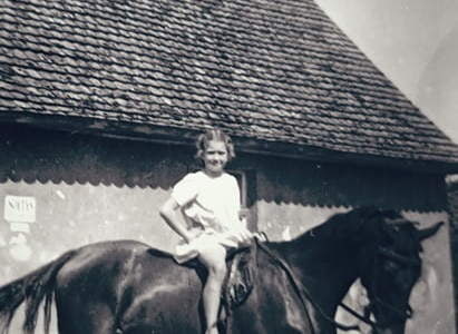 Urszula Plewka-Schmidt w dzieciństwie. Z archiwum M. Daniel 