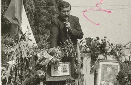  Autentyczny autograf Lecha Wałęsy na jego zdjęciu przy bramie stoczni gdańskiej. Z archiwum Małgorzaty Dobosz