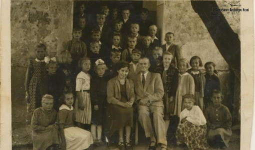 Szkoła podstawowa Miastowice, rok szk. 1958/59. Nauczyciel Julian Śledziński, Tekla Gorajewska. Z archiwum Małgorzaty Dobosz