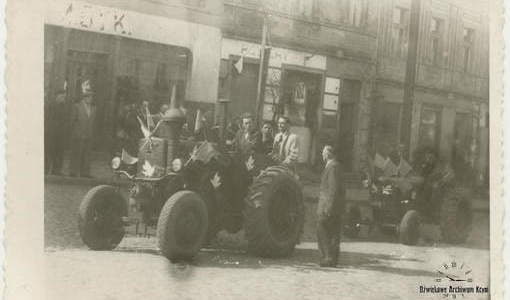 Pochód pierwszomajowy, w tle widoczny szyld Dyk. Z archiwum rodziny Dykier, Kosznik 